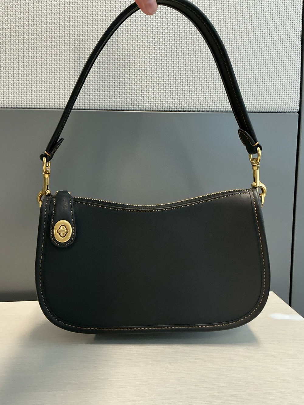 Coach Swinger Bag Black Leather Shoulder & Crossbody Bag with Gold Turnlock - Picture 2 of 10